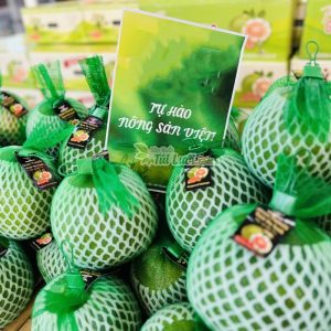 Bưởi da xanh bọc túi lưới nhựa bày tại siêu thị
